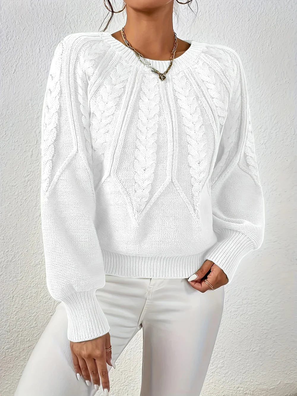 BETTINA I LÄSSIGER STRICKPULLOVER