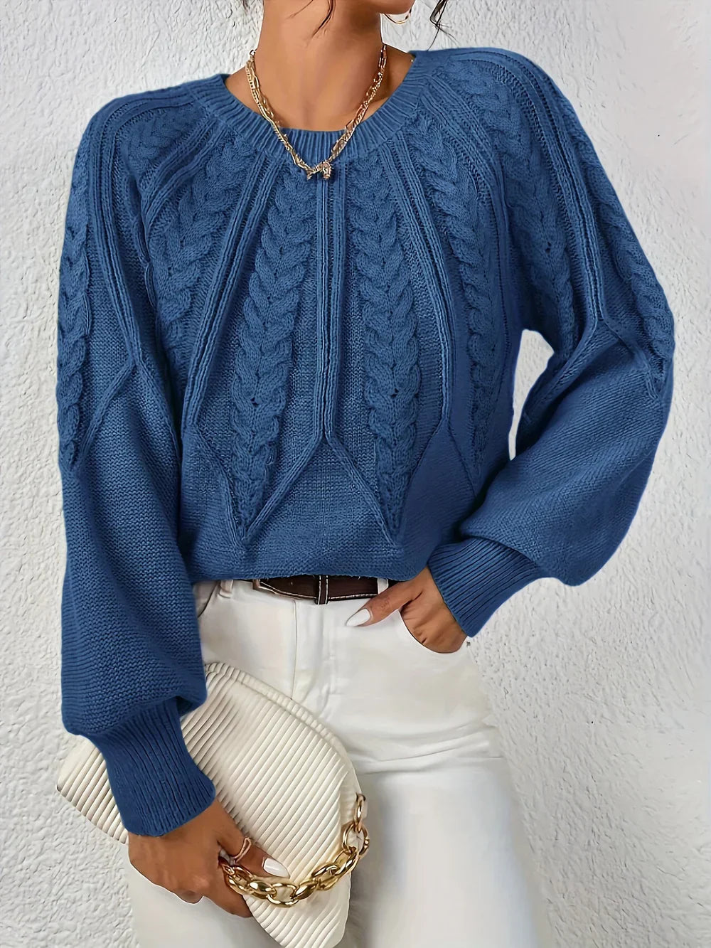BETTINA I LÄSSIGER STRICKPULLOVER