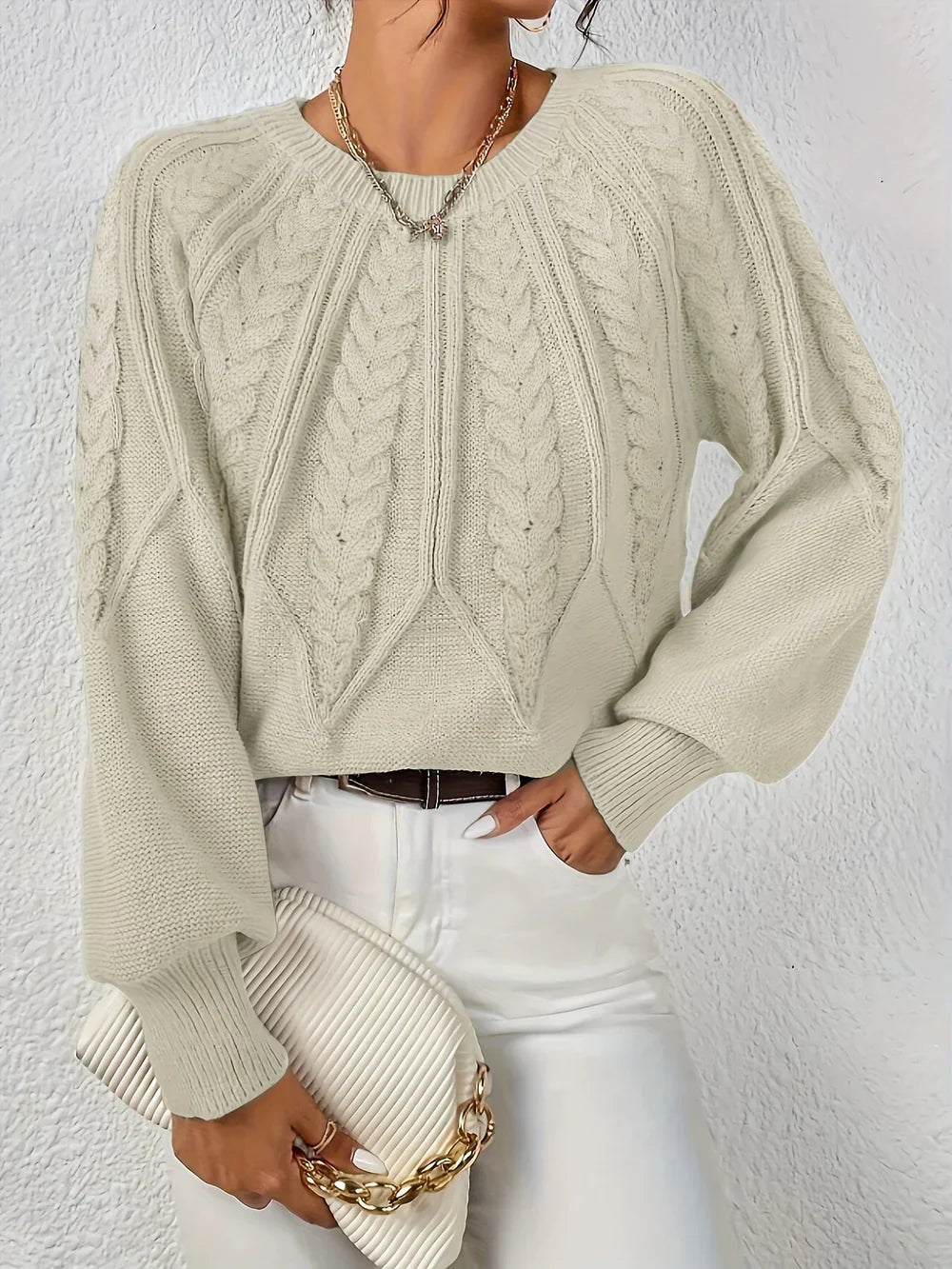 BETTINA I LÄSSIGER STRICKPULLOVER