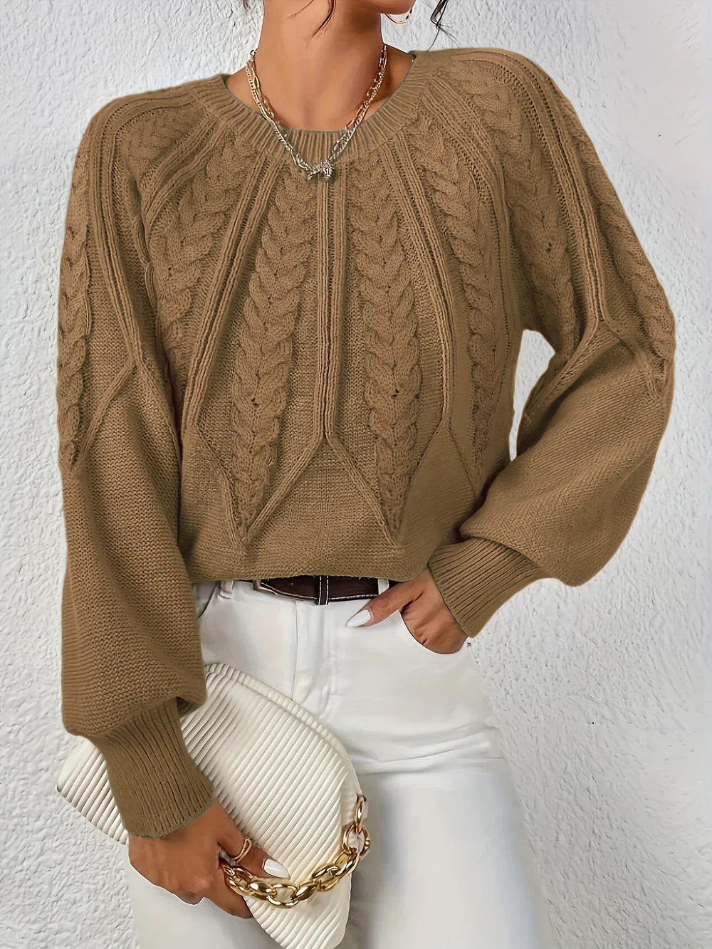 BETTINA I LÄSSIGER STRICKPULLOVER