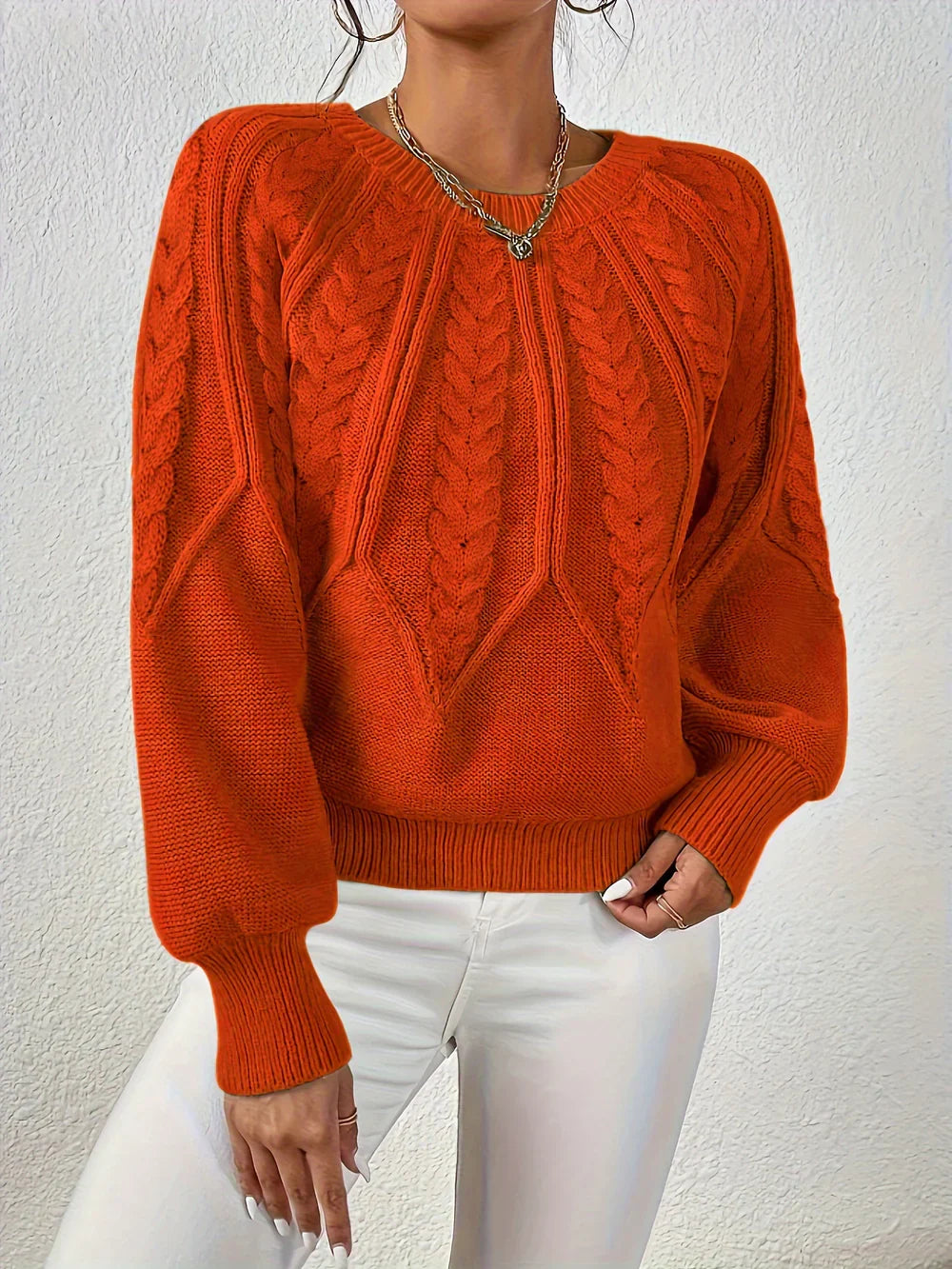 BETTINA I LÄSSIGER STRICKPULLOVER