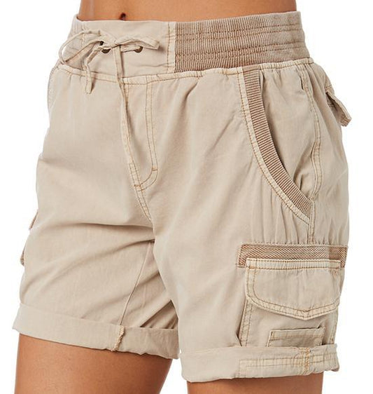 FENRIKA I LÄSSIGE CARGOSHORTS