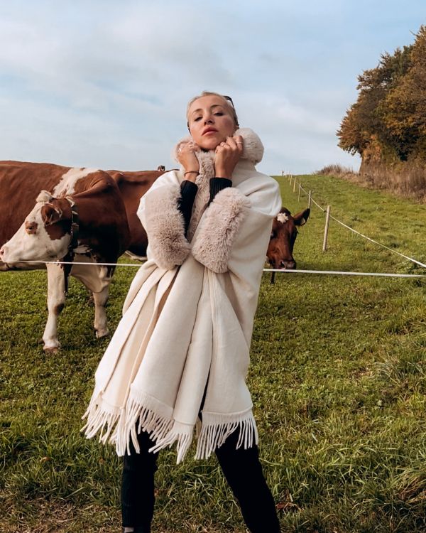 LOTTA I PONCHO MIT KAPUZE