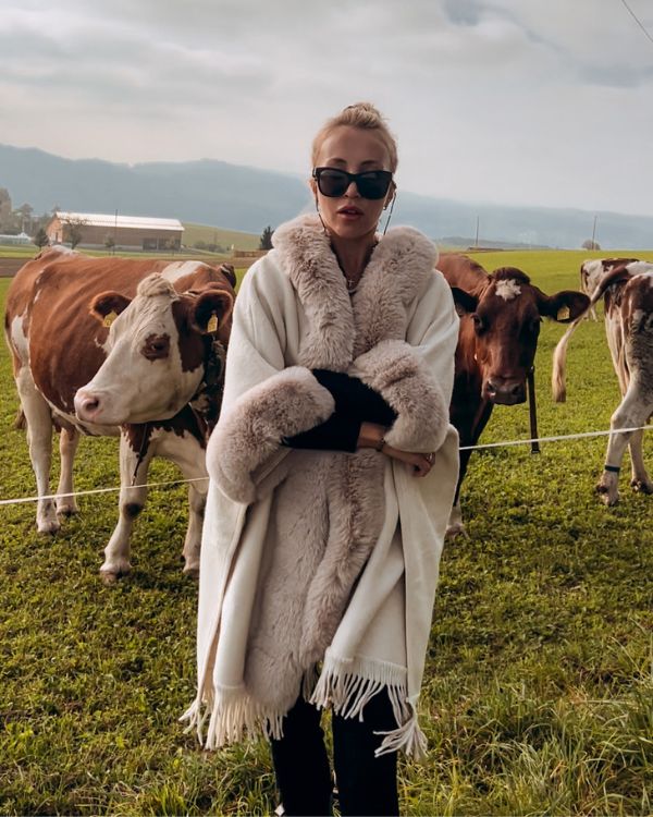 LOTTA I PONCHO MIT KAPUZE