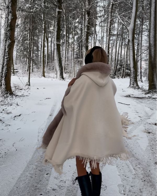 LOTTA I PONCHO MIT KAPUZE