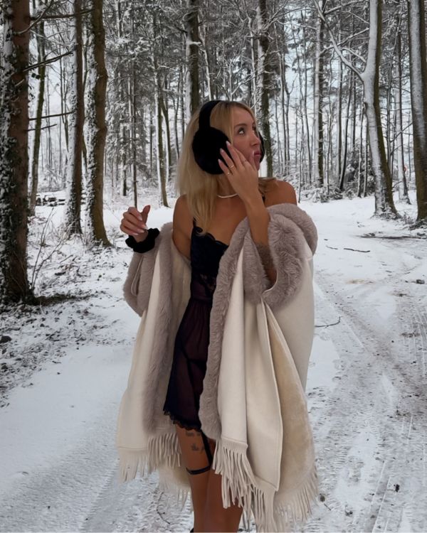LOTTA I PONCHO MIT KAPUZE
