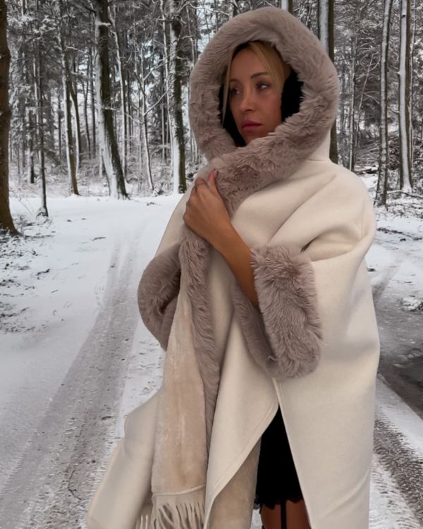 LOTTA I PONCHO MIT KAPUZE