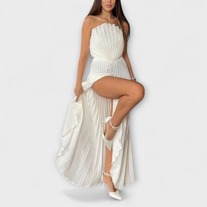 Elestia – Plissiertes Bandeaukleid mit skulpturaler Linie