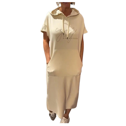 GERBURG I LÄSSIGES KAPUZENKLEID