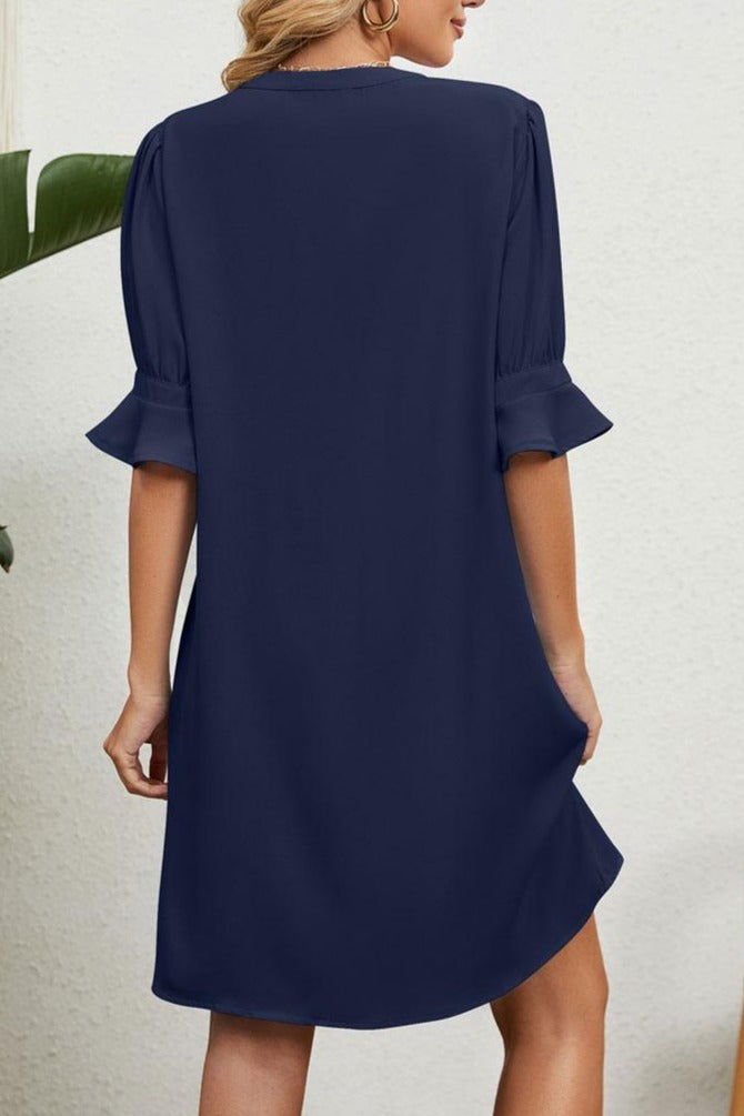 Emélie Elegantes Kleid mit V-Ausschnitt