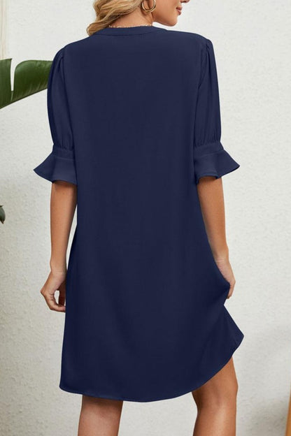 Emélie Elegantes Kleid mit V-Ausschnitt