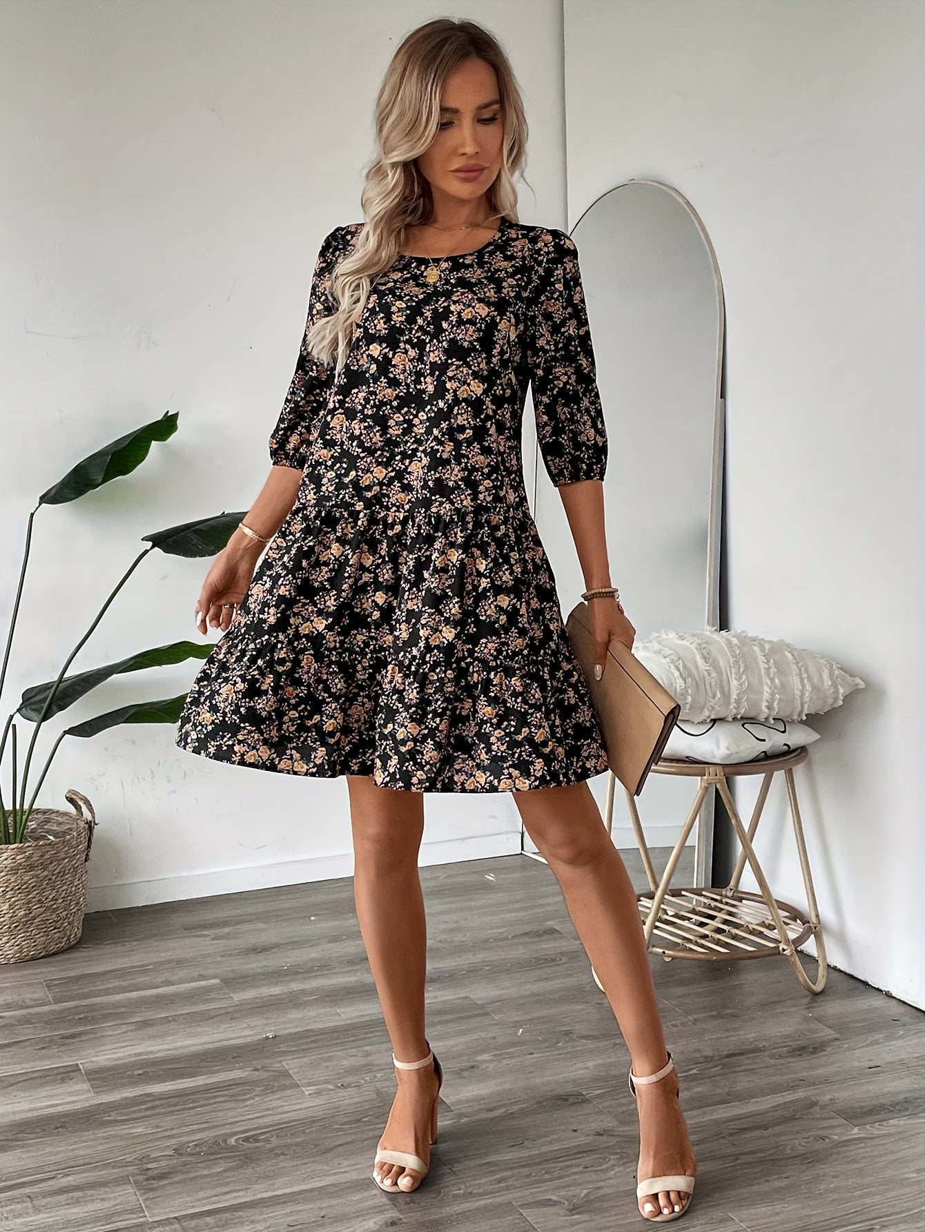 BALTRUDIS I GEBLÜMTEM RÜSCHENKLEID