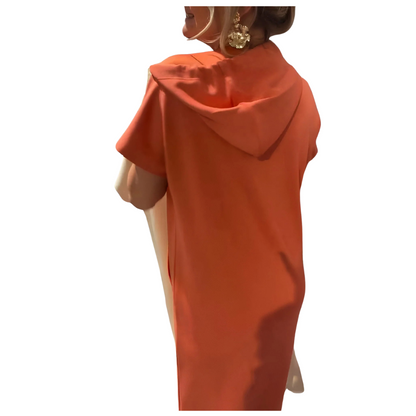 GERBURG I LÄSSIGES KAPUZENKLEID