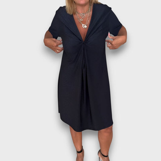 Aurela – Faltenkleid mit Twist-Detail