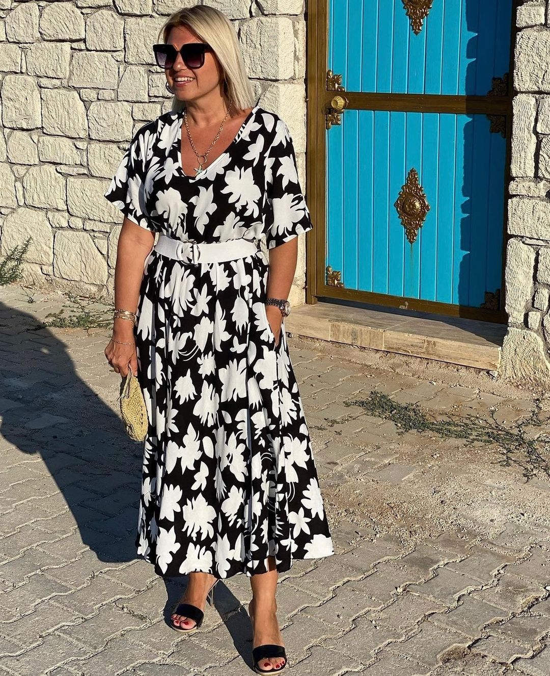 CAMILIA I LÄSSIGES MIDIKLEID