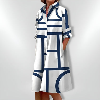 SILVIA I MIDIKLEID MIT GEOMETRISCHEN MUSTERN