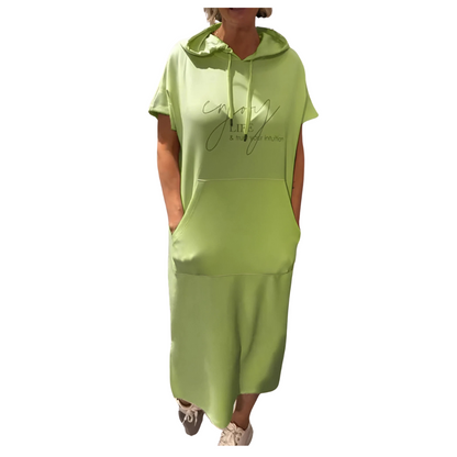 GERBURG I LÄSSIGES KAPUZENKLEID