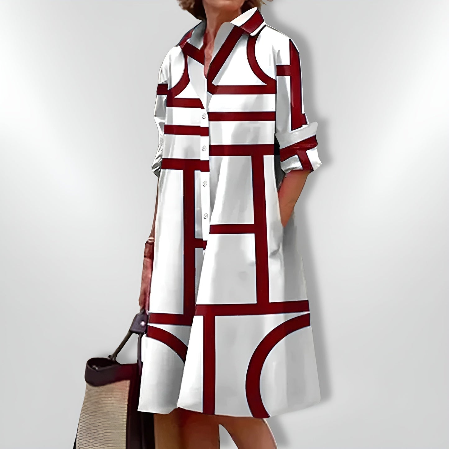 SILVIA I MIDIKLEID MIT GEOMETRISCHEN MUSTERN