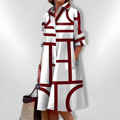 SILVIA I MIDIKLEID MIT GEOMETRISCHEN MUSTERN