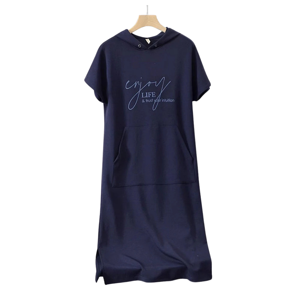 GERBURG I LÄSSIGES KAPUZENKLEID