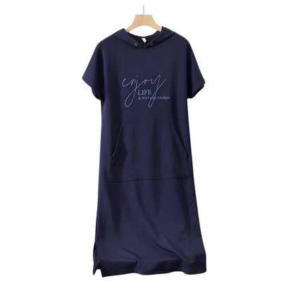 GERBURG I LÄSSIGES KAPUZENKLEID