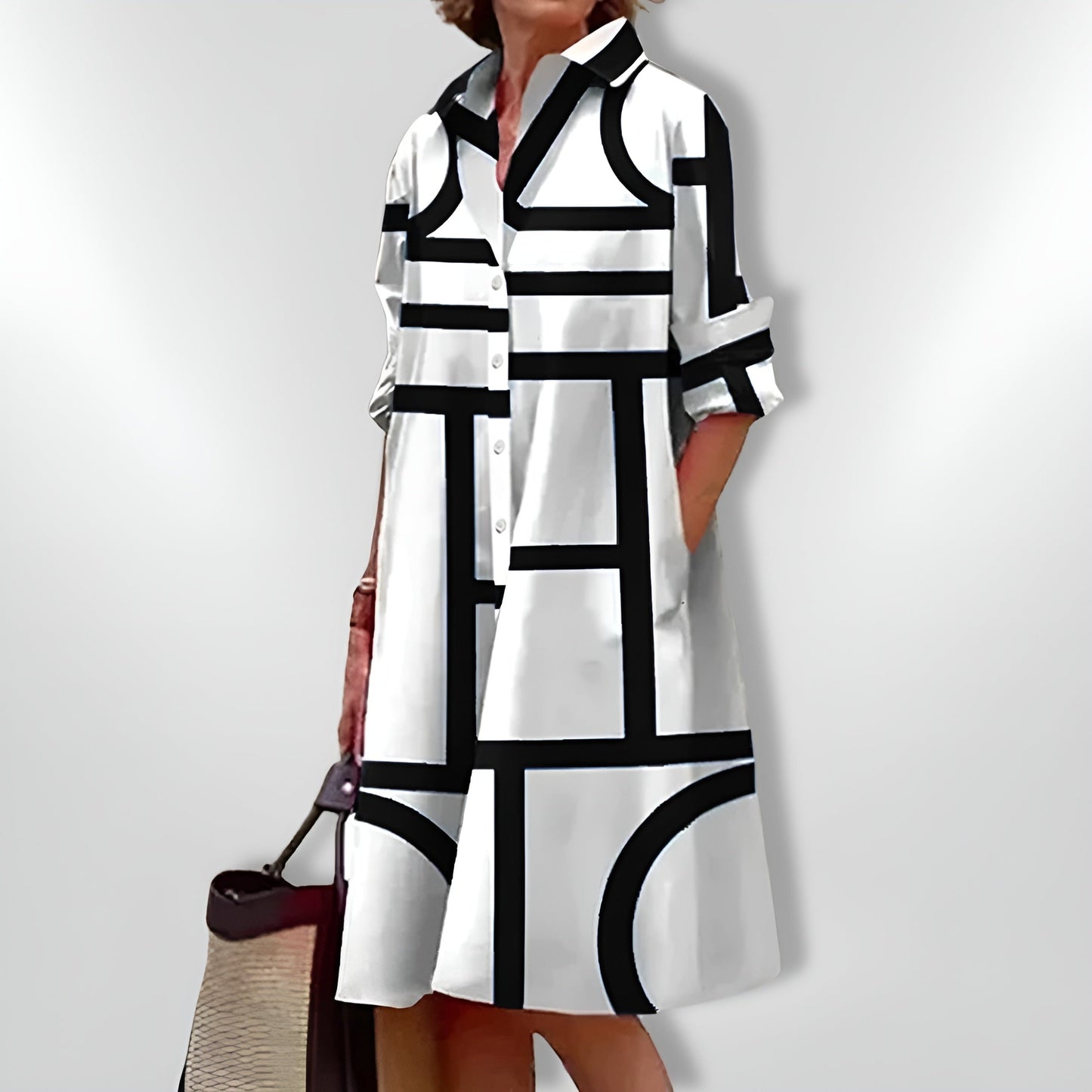 SILVIA I MIDIKLEID MIT GEOMETRISCHEN MUSTERN