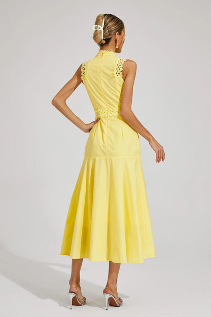 HILDEMARA I LÄSSIGES KLEID MIT RUNDHALSAUSSCHNITT