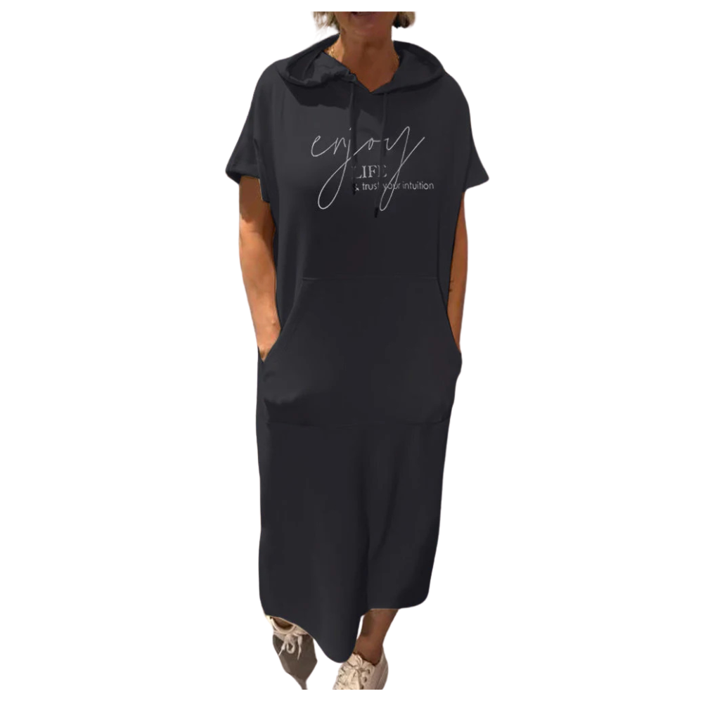 GERBURG I LÄSSIGES KAPUZENKLEID