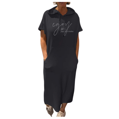 GERBURG I LÄSSIGES KAPUZENKLEID