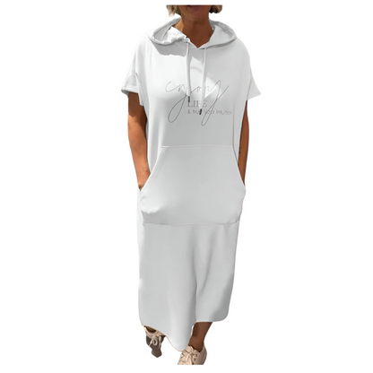 GERBURG I LÄSSIGES KAPUZENKLEID