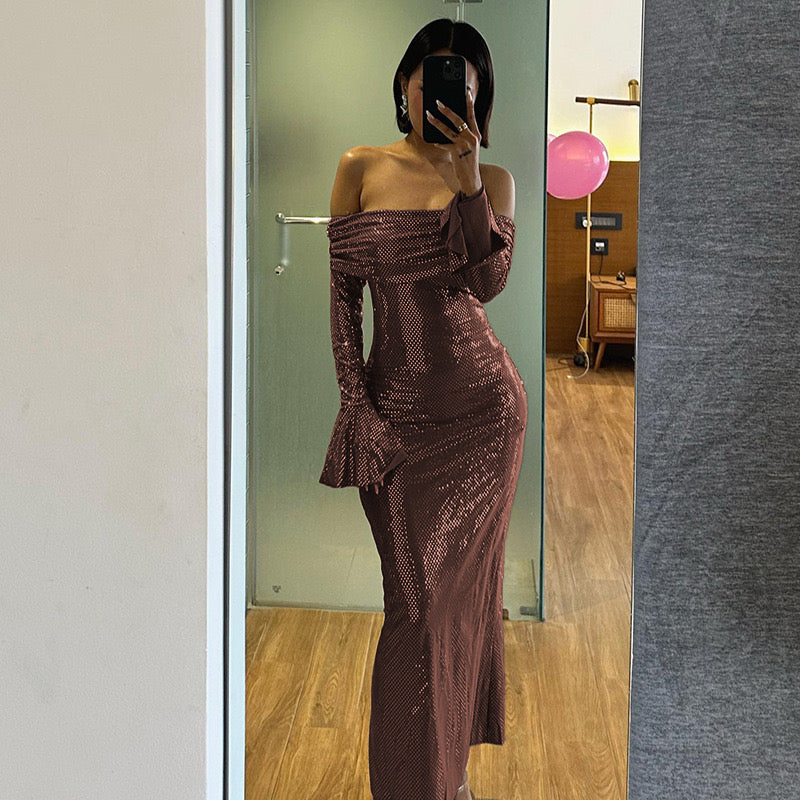 AITANA I LANGÄRMELIGES SCHULTERFREIES KLEID