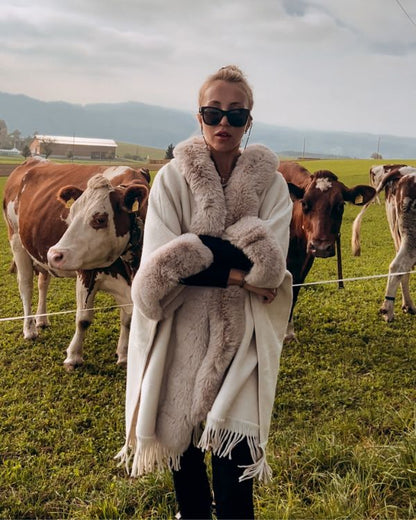 LOTTA I PONCHO MIT KAPUZE