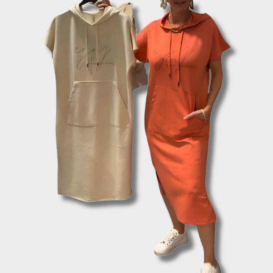 GERBURG I LÄSSIGES KAPUZENKLEID