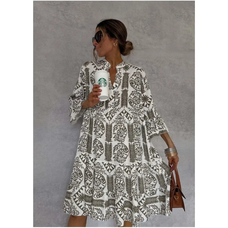 ADELINE I BEDRUCKTES A-LINIEN-KLEID MIT V-AUSSCHNITT