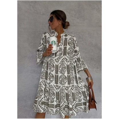 ADELINE I BEDRUCKTES A-LINIEN-KLEID MIT V-AUSSCHNITT