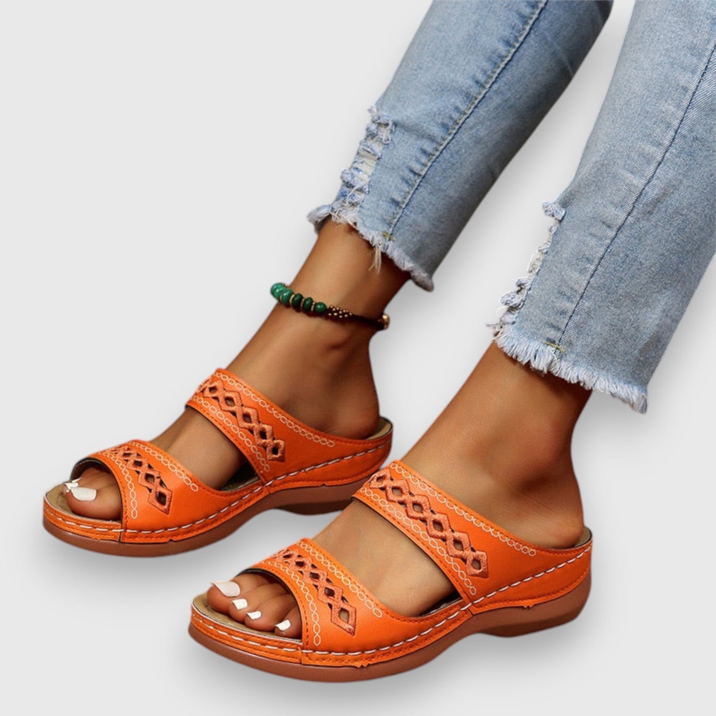 KRIEMHILDA I LÄSSIGE LEDERSANDALEN