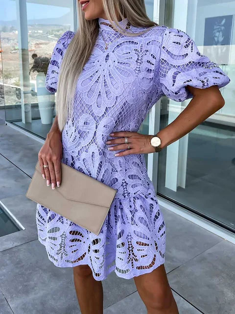 SIGILIND I STILVOLLES BESTICKTES SPITZENKLEID