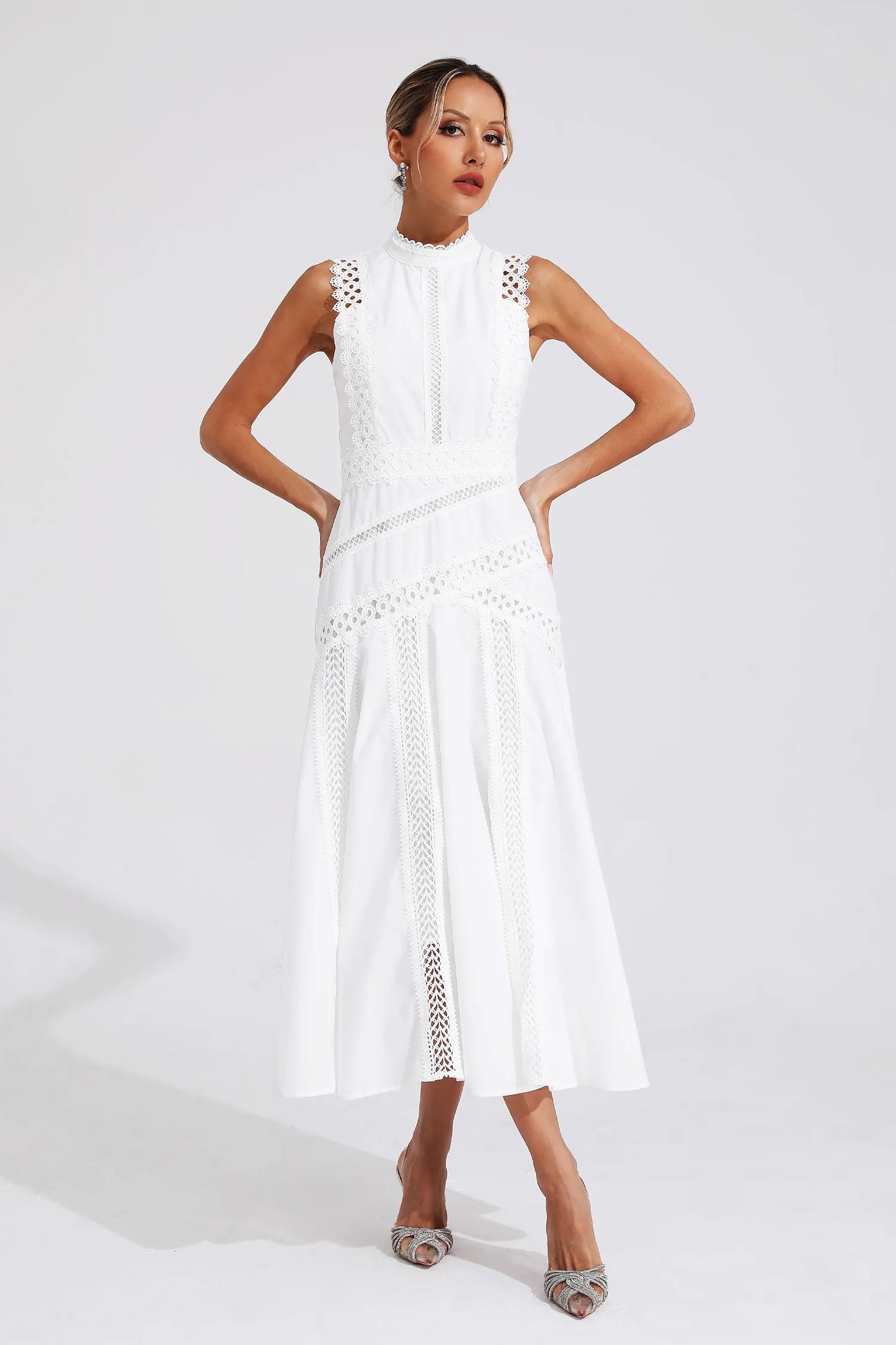 HILDEMARA I LÄSSIGES KLEID MIT RUNDHALSAUSSCHNITT