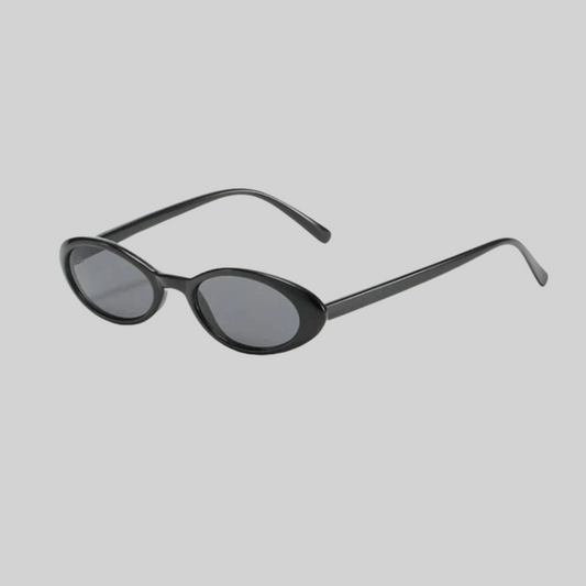 ODILIE I LÄSSIGE RUNDE SONNENBRILLE