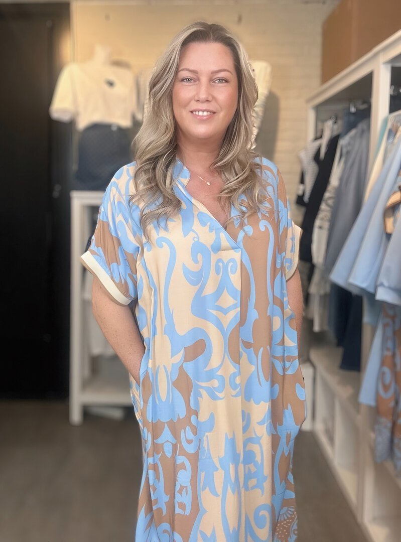 LARA I STILVOLLES MIDIKLEID