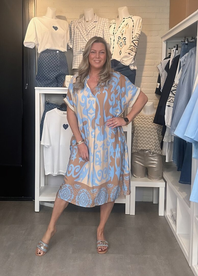 LARA I STILVOLLES MIDIKLEID