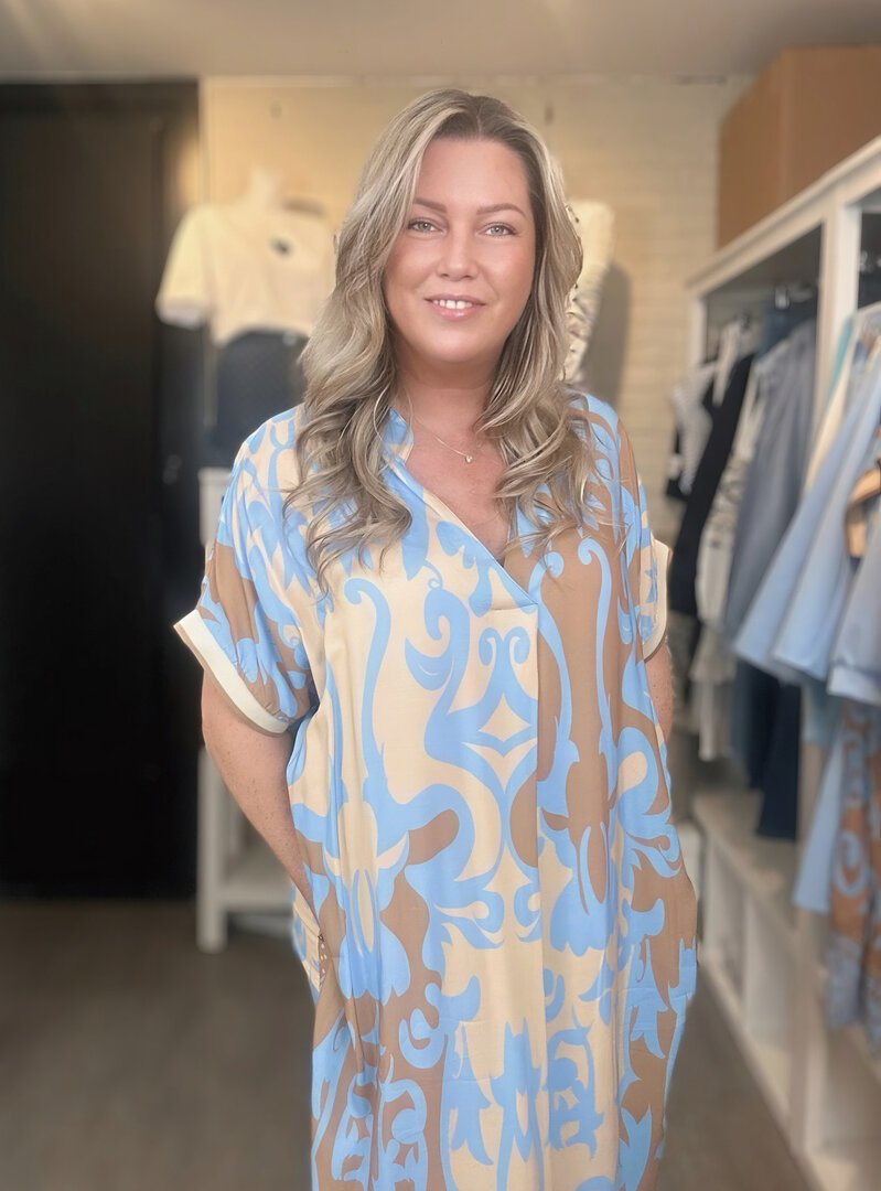 LARA I STILVOLLES MIDIKLEID