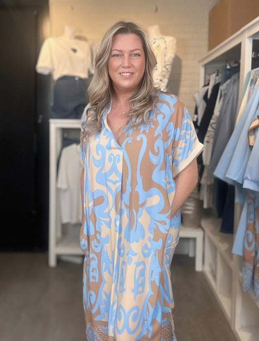 LARA I STILVOLLES MIDIKLEID