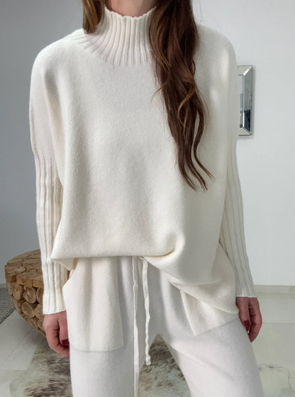 ROSAMUNDE I LÄSSIGER ROLLKRAGENPULLOVER