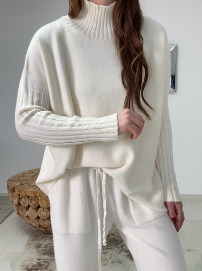 ROSAMUNDE I LÄSSIGER ROLLKRAGENPULLOVER